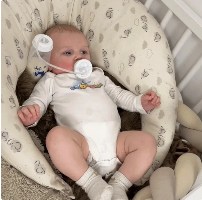 Baby using the BABYSIP hands-free bottle
